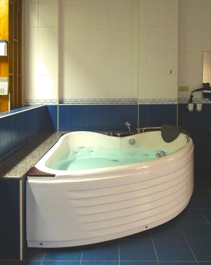 Dolphin Castle Bed & Breakfast Donggang Bagian luar foto
